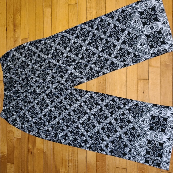 Denim 24/7 SIZE 18/20 BLACK, GRAY, AND WHITE PRINTED WIDE LEG PANTS. - Picture 2 of 8